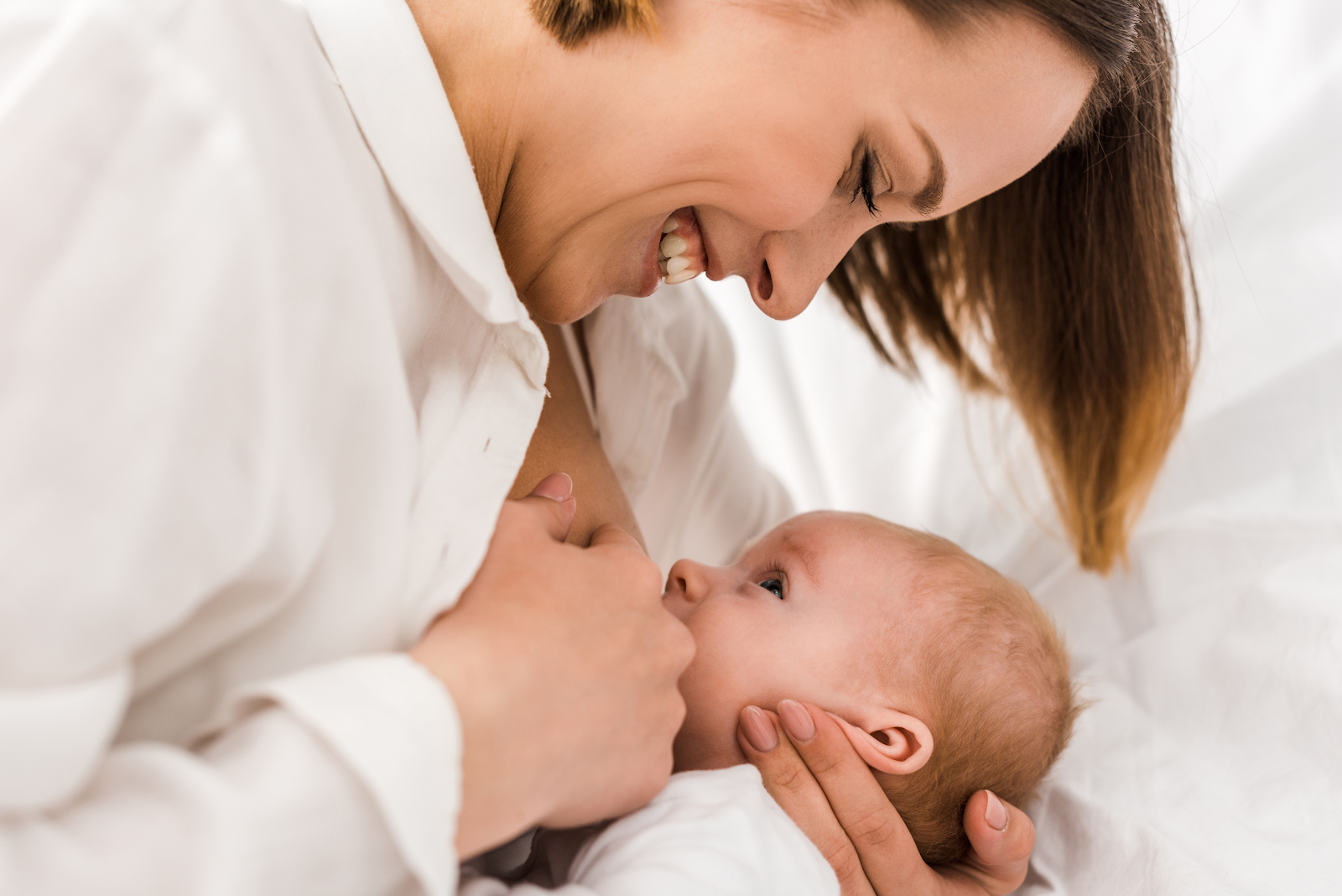 Cho bé bú sữa mẹ trực tiếp để kích thích ra sữa tự nhiên
